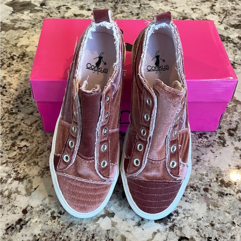 NWT CORKYS BLUSH VELVET BABALU SNEAKERS SIZE 7